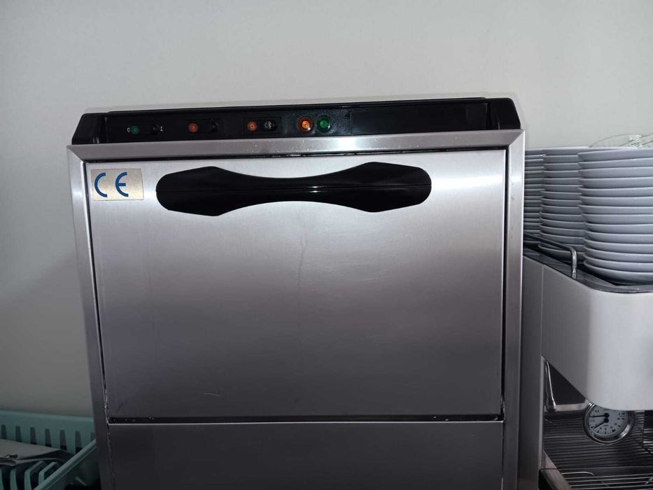 Equipamento de Cafetaria – Vitrine, Bancadas Inox e Máquinas