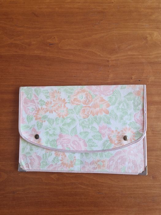 Pasta para guardar postais, papel de carta, etc.