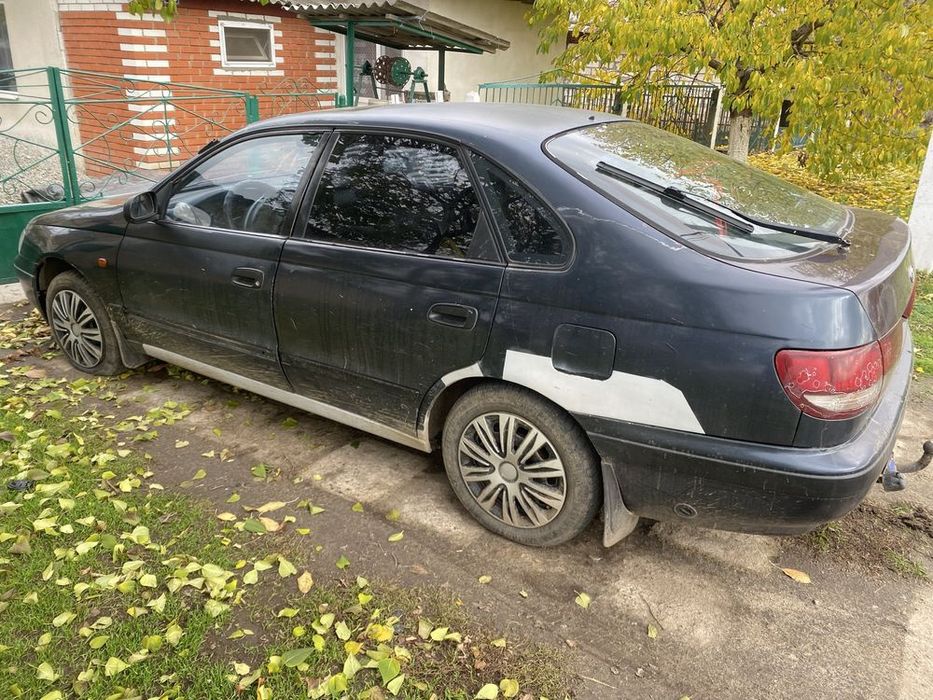 Подам Тойоту каріна є