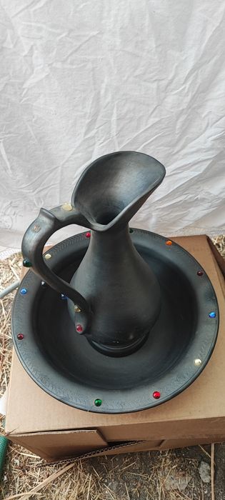 Jarra em barro preto com prato