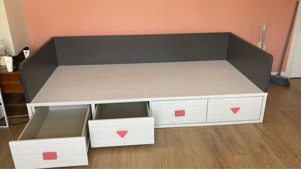 Quarto solteiro cama e secretária