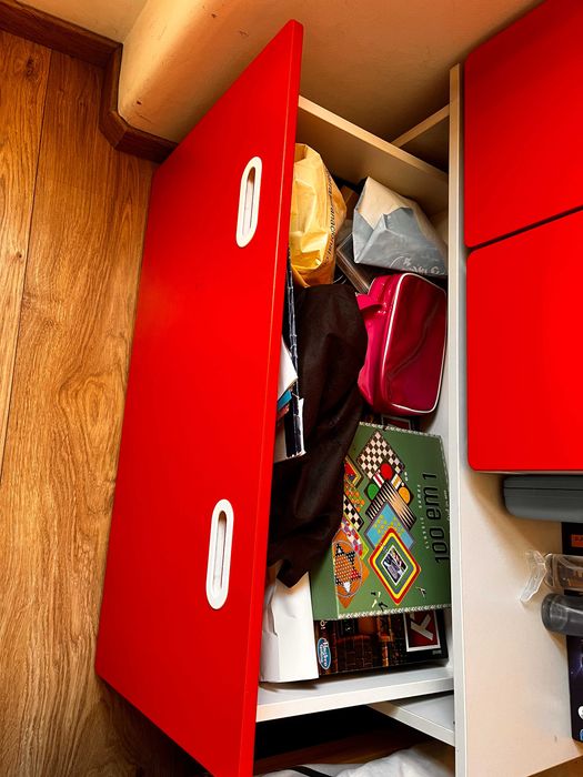 Roupeiro para criança IKEA FRITIDS com caixa de arrumação.