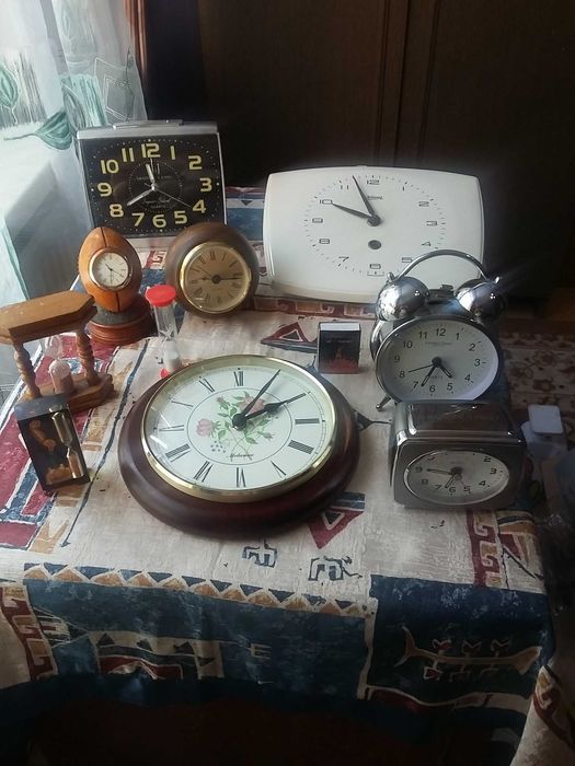 Часы настольные и настенные,кварц и механика.
