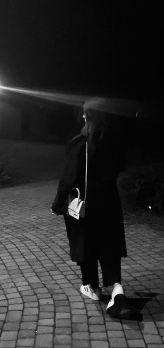 Чорний тренч з паском