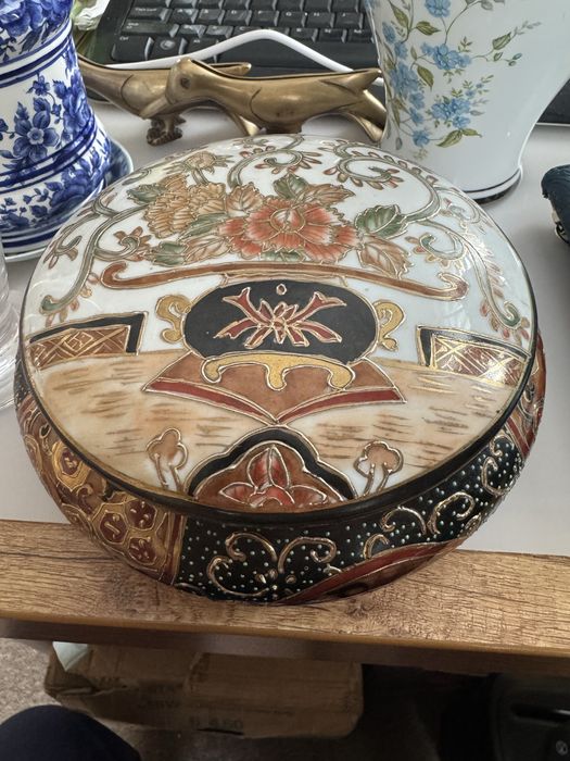 Porcelanowa  okrągła szkatułka