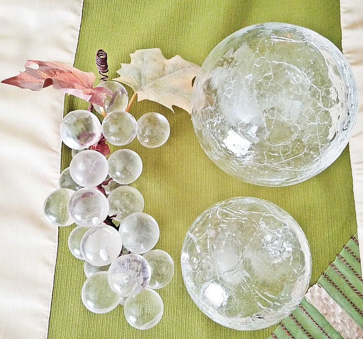 Cacho de uvas e 2 bolas em vidro