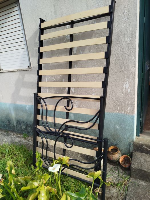 Cama em ferro forjado c/ estrado e colchão
