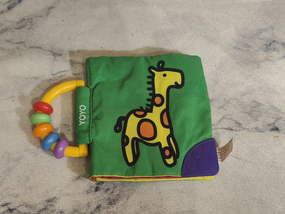 Дитяча книжка "Жираф" з брязкальцем в ручці і тканинними сторінками