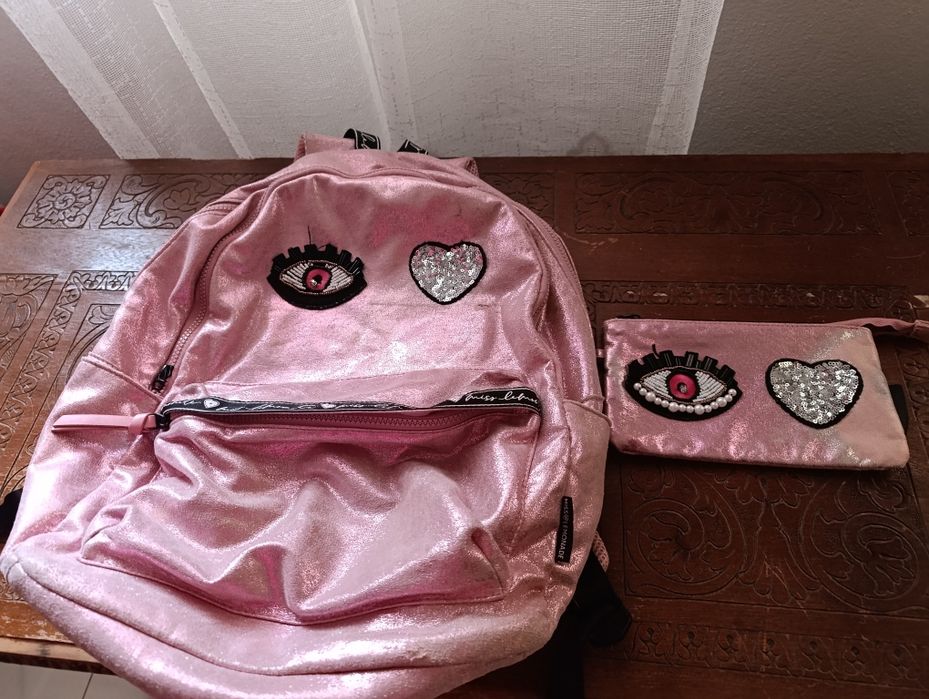 Vendo mochila e estojo