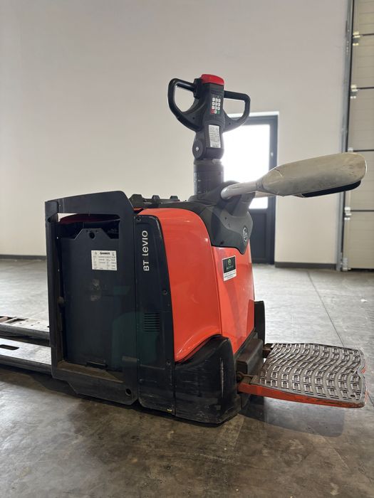 Toyota BT LPE250 paleciak elektryczny z stopniem dla operatora