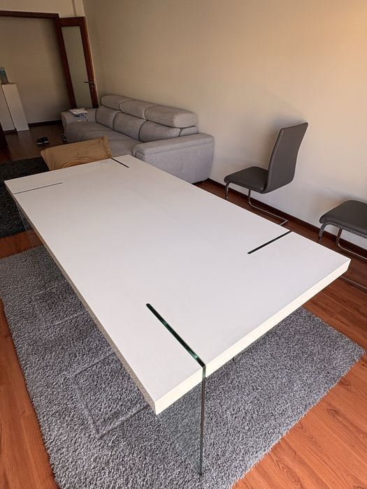 Mesa de jantar moderna branca com pés em vidro – Excelente estado
