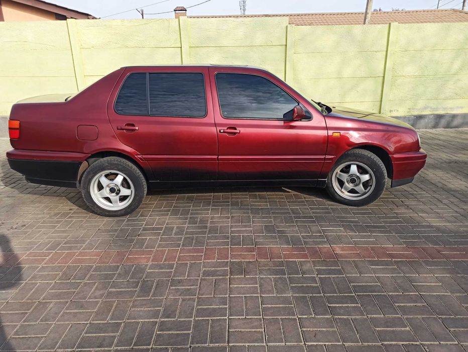 VOLKSWAGEN-VENTO CL 1.8 газ 1992г/в бордовый пурламутр 379000гр.