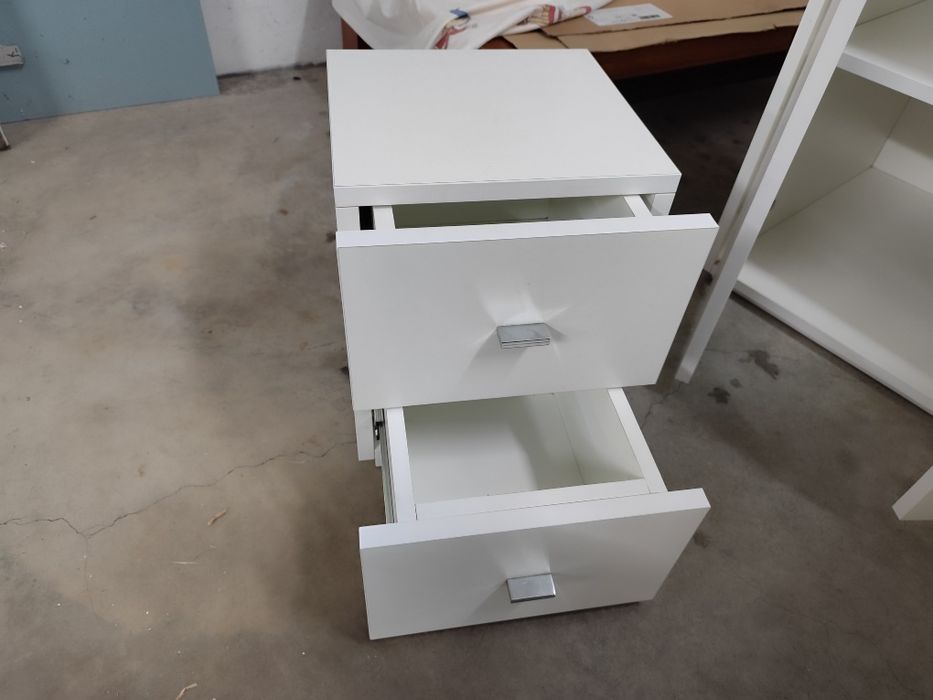 Conjunto de mesa de cabeceira e aparador