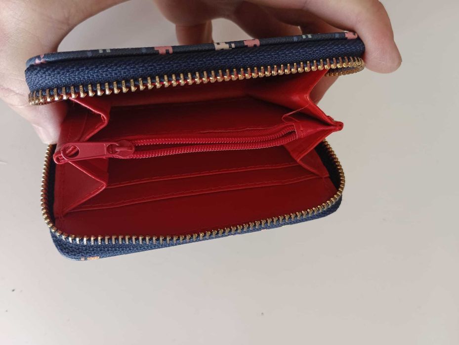 Diversas carteiras de bolso