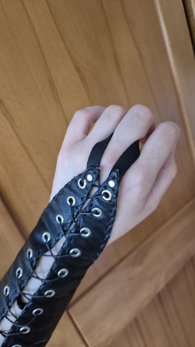 Pulseira em couro com atilhos