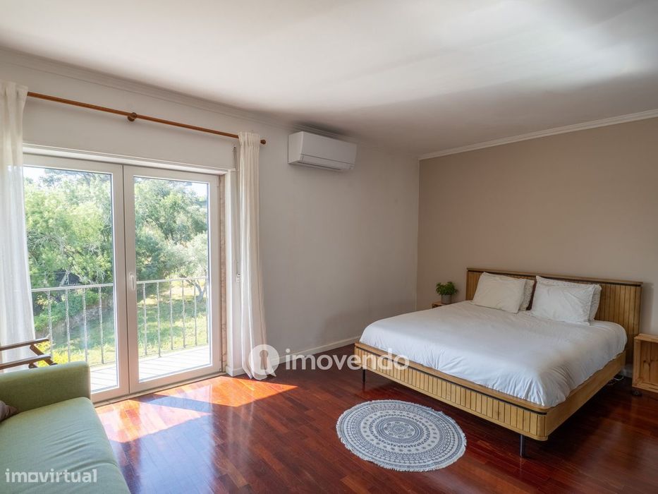 Moradia T6 com jardim, terraço e garagem, em Rio de Mouro