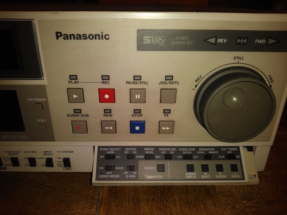 Magnetowid Panasonic AG7330E z pilotem sprawny