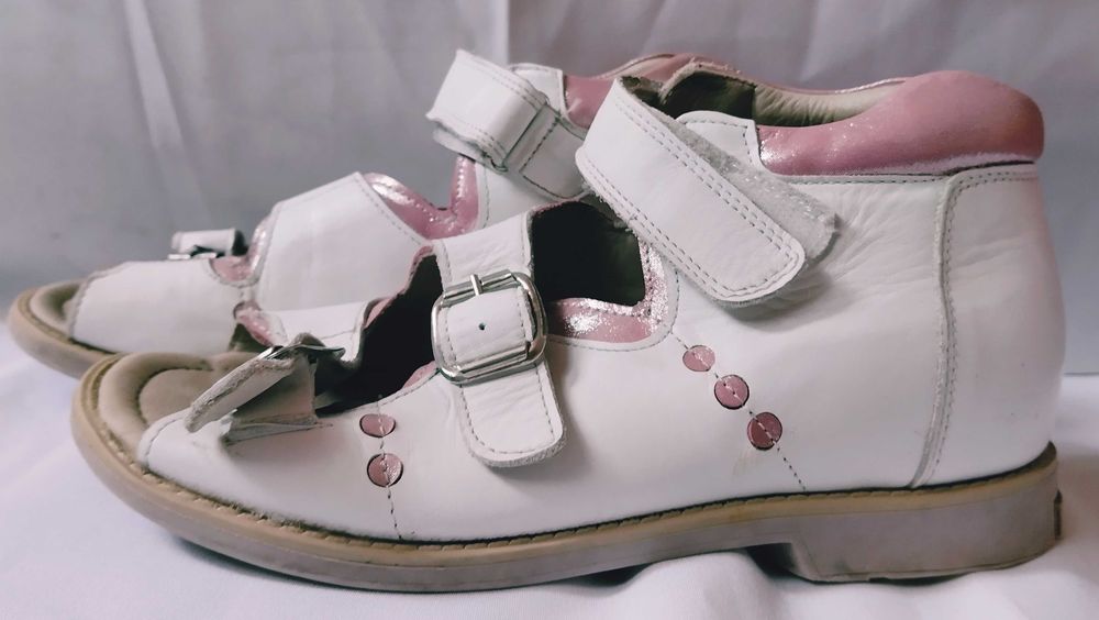 Ортопедичне взуття на дівчинку