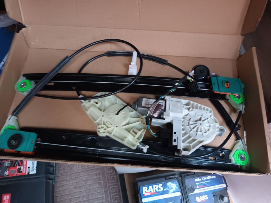 Siłownik do szyby lewa strona audi A6C6