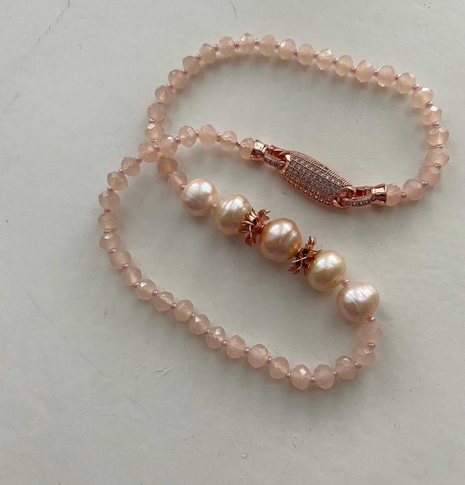 Рожевий чокер нареченої з натуральних перлів та кришталю, 42 см.