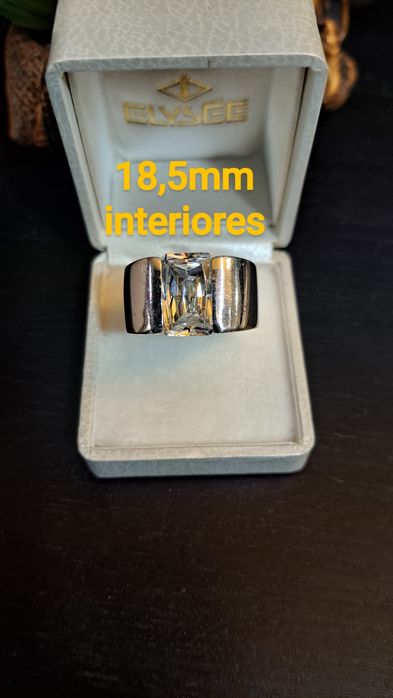 Anel vistoso em prata contrastada.