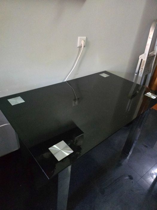 Mesa de Vidro com pernas metálicas