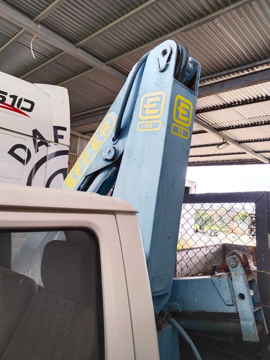Carrinha basculante com grua