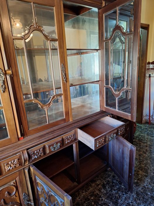 Cristaleira e móvel de sala