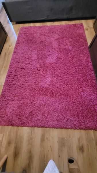 Dywan w kolorze ciemnego różu