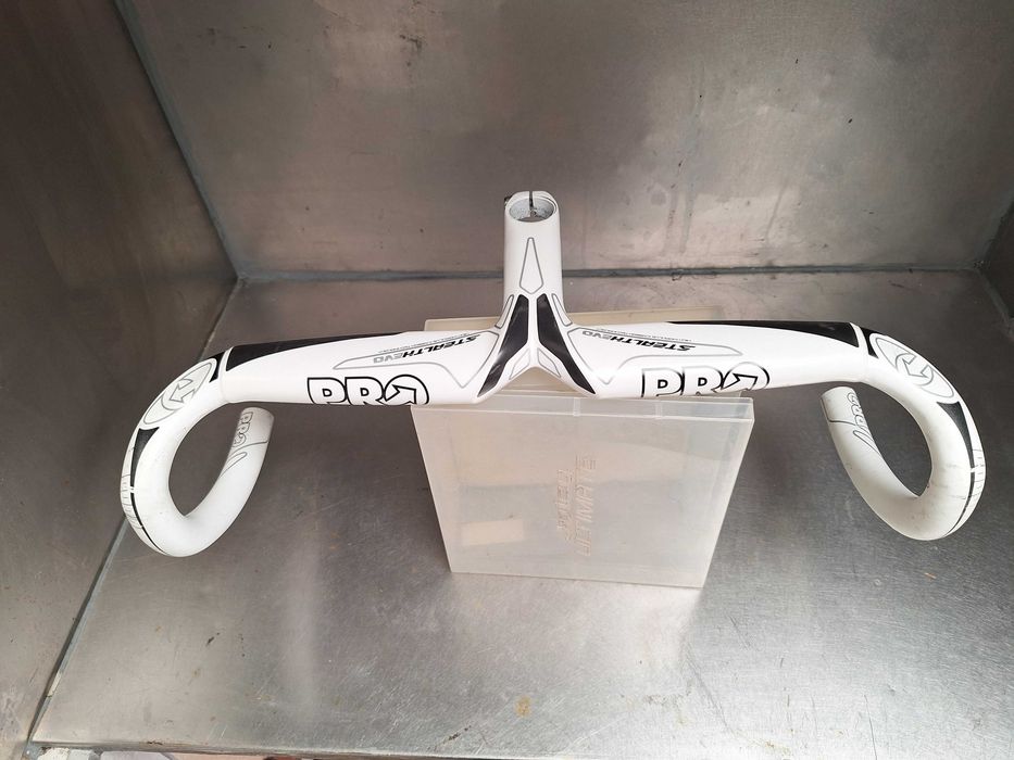 Guiador integrado em carbono