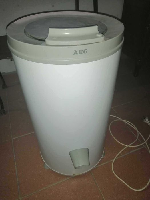 Máquina Centrifugadora Marca AEG