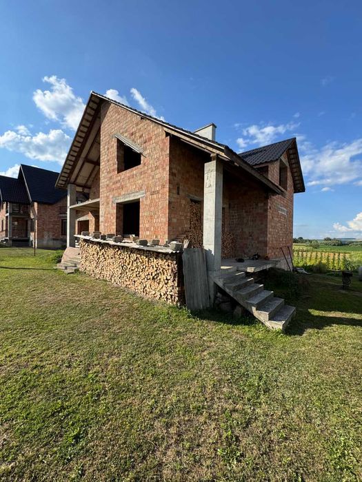 Продається будинок в Остриці — лише 5 км до Чернівців