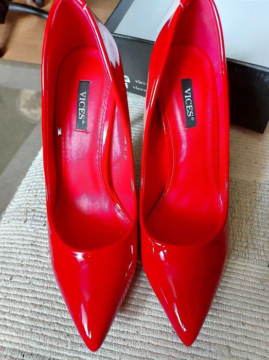 Czerwone szpilki lakierowane