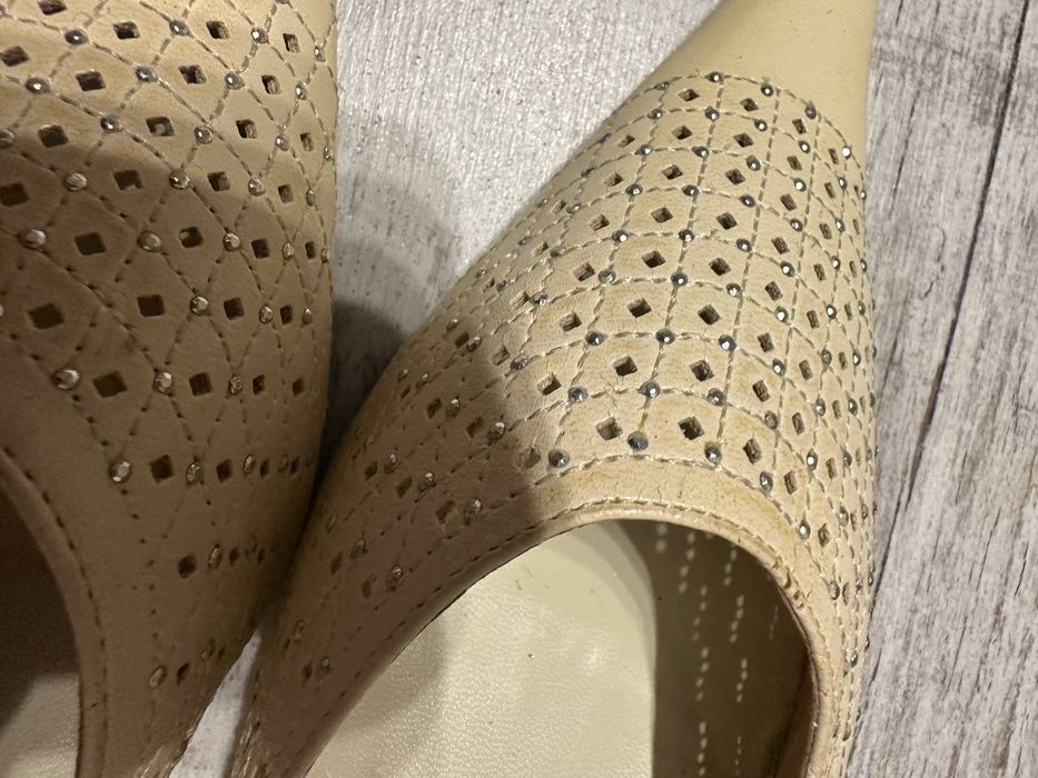 Слингбэки бежевые нарядные