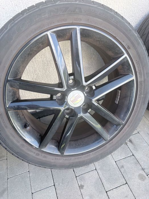 Felgi aluminiowe z oponami letnimi