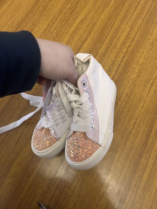 Нові кеди для дівчинки