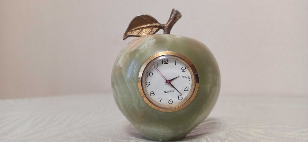 Оникс яблоко часы декор