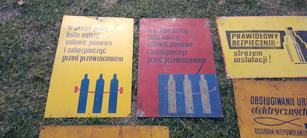 Stara metalowa tablica z PRL-u