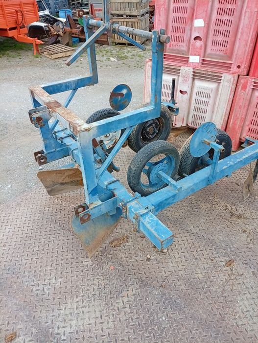 Várias alfaias agrícolas