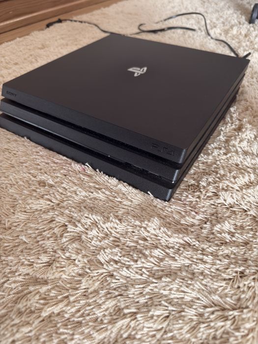 PS4 Pro 1TB muito pouco uso +GTA V+FIFA23+2 jogos + suporte comando