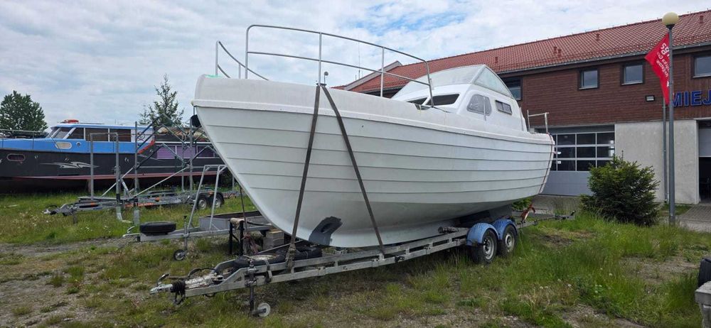 Jacht motorowy Courier 970 do wykończenia