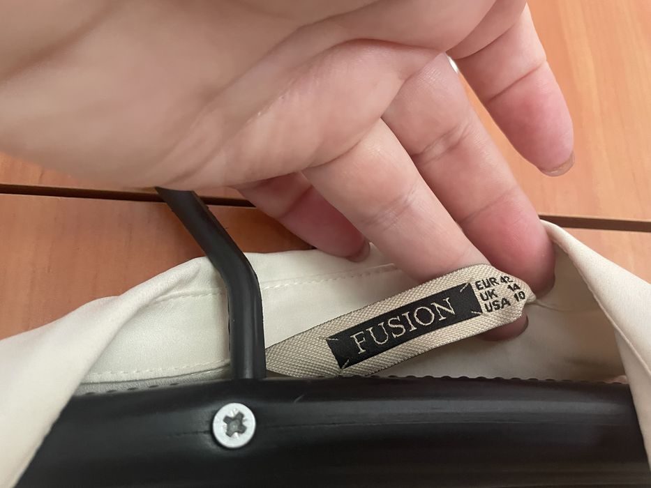 Блуза молочного кольору