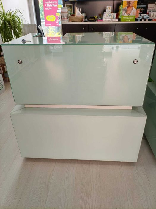 Glass counter with LED lighting64285284422017122