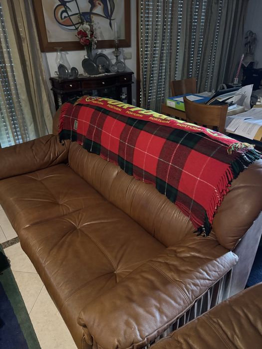 Sofas em pele com dois cadeiroes