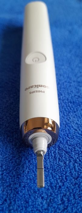 Аккумуляторная зубная щётка Philips Sonicare HX 9330.