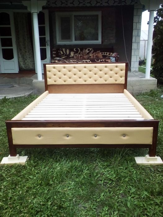 ліжко нове Леся щойно виготовлено