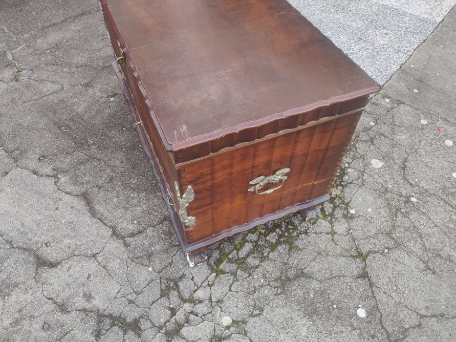 Baú de madeira antigo