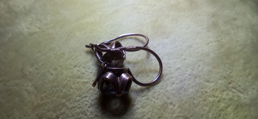 Серьги  с камнем