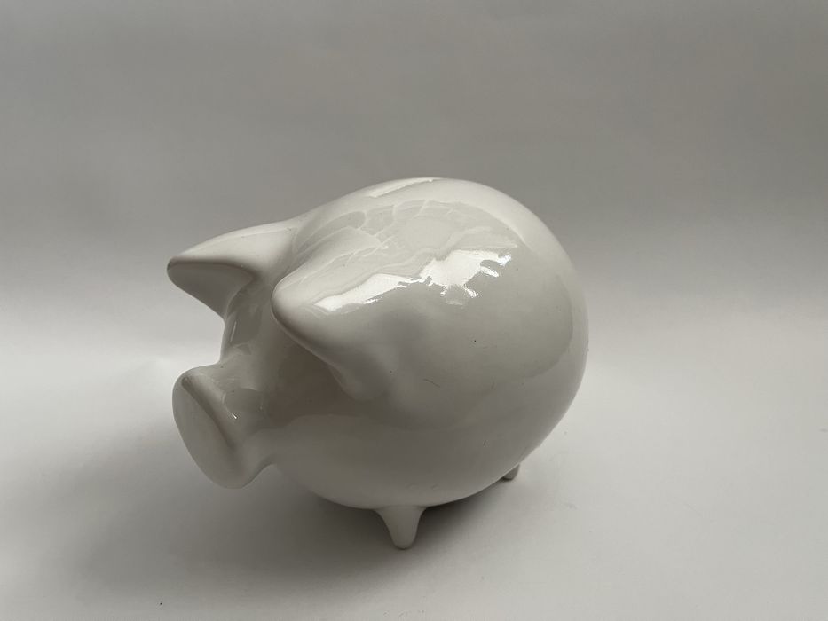 Ceramiczna skarbonka świnka z lat 90. XX w.