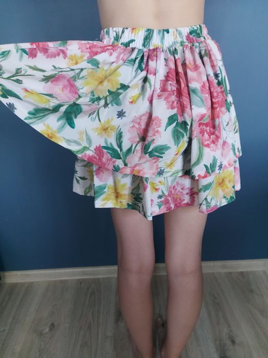 Zwiewna nowa spódnica z metką.